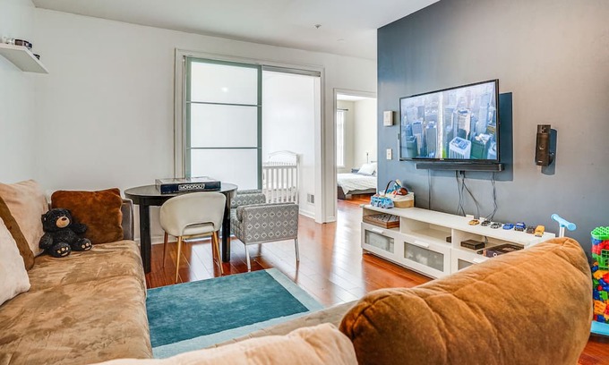 Linden Condominio | Lovely Linden Apartment - Walk to Train Station!
