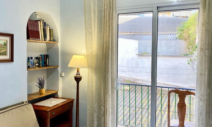 Tarragona Casa | Big room for a couple and a friend in the city center in front of Tarraco Arena.
