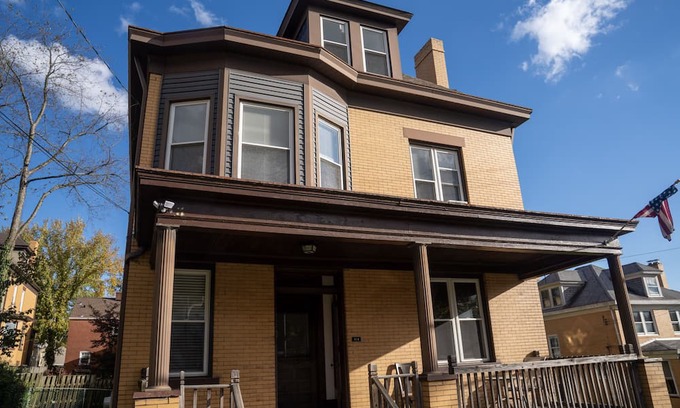 Ross Township Apartamento | 12 minutes to downtown Pittsburgh! Cozy 2-bedroom in a quiet neighborhood
