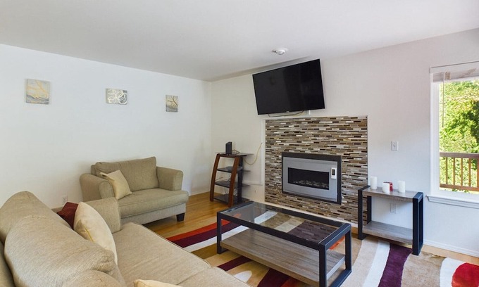 Kent Casa | Huge Kent 5BR w/ Free Parking & In-Unit Laundry, by Blueground