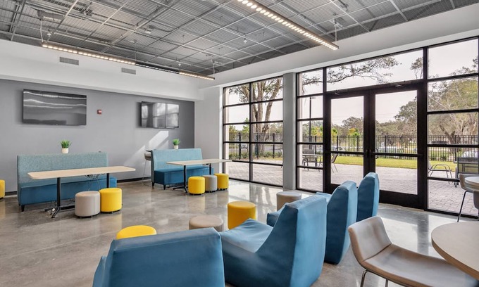 Zephyrhills West Apartamento | Escape to our Vibrant 2BDR Getaway, Steps from Exquisite Wellness and Sports Amenities