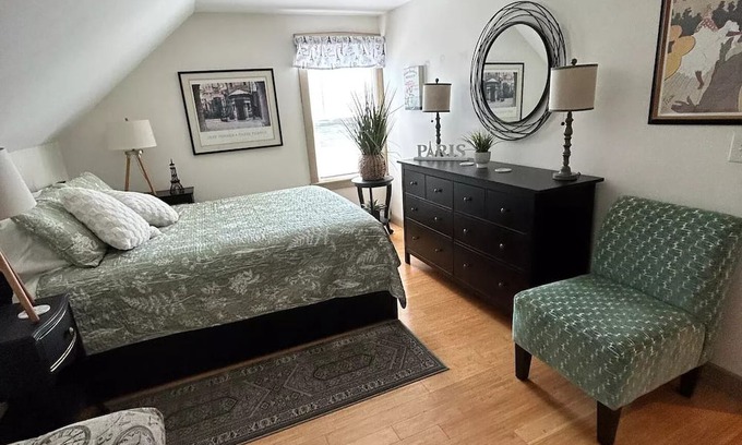 Bristol Apartamento | Private BR/LR/BA Suite in Downtown Bristol