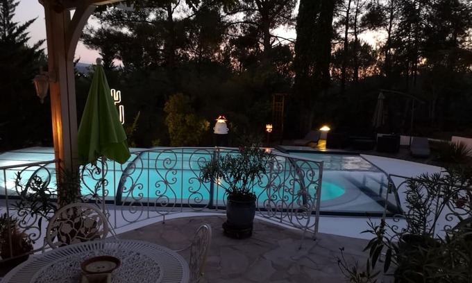 La Digne-d'Aval Casa | Grande Maison sur 1 ha de Terrain, Clos et Boisé Avec Piscine a la Campagne