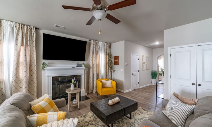 Charlotte Casa | Charming Retreat: Cozy & Stylish Home