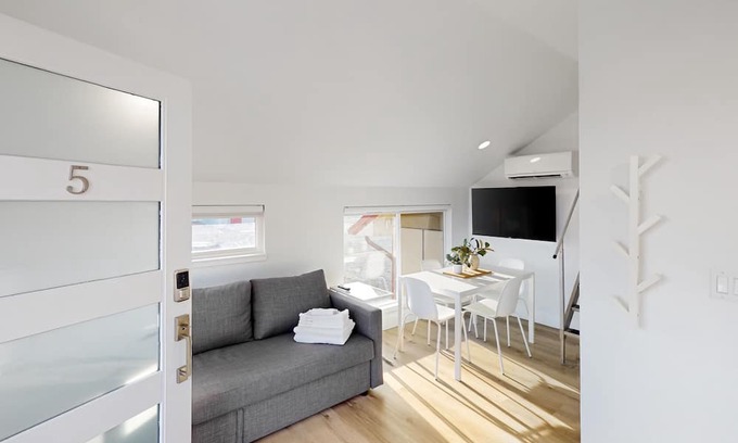 Soap Lake Apartamento | Updated retreat with kitchenette, on-site laundry, private patio, & central AC