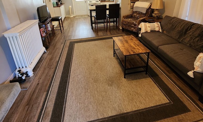 Winterset Apartamento | Cozy apartment in charming small town Winterset, walking distance to square