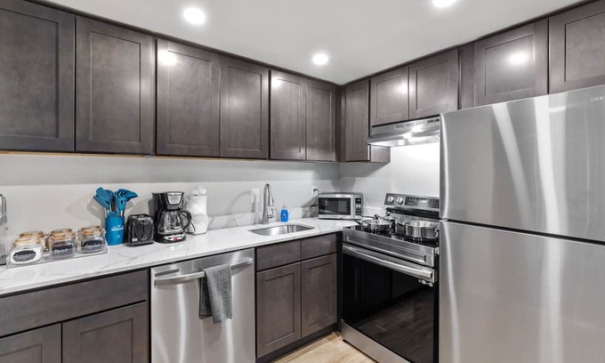 Towson Apartamento | Heart of Towson|Pool|King|Parking|600Mbps|Gym
