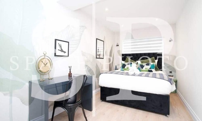 Uxbridge South Apartamento | Tranquil Foliage Haven: Stylish 1BR Apartment