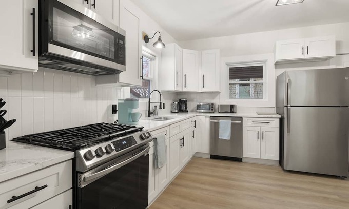 South Wedge Casa | Modern 4 BR/2 Bath House near University of Rochester