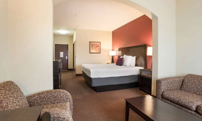 Saint Landry Casa | Relax and Recharge! Enjoy in the Outdoor Pool, Free Breakfast & Parking!