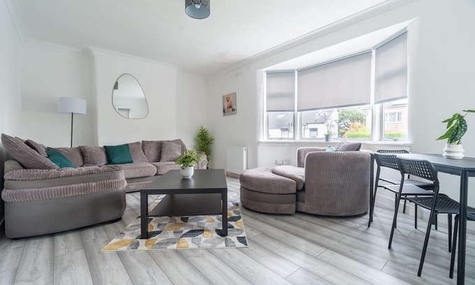 Bailleston Casa | Snug Modern Home in Eastern Glasgow