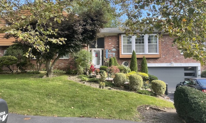 Heathcote Casa | Large 5 Bedroom House in safe area close to NYC