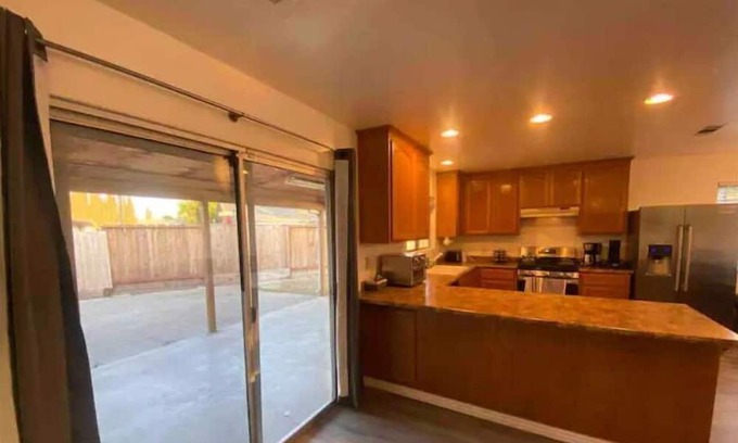 Manteca Casa | Manteca 4BR Home with Cal King beds