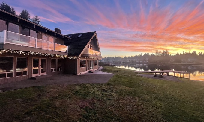 Bonney Lake Casa | Lake Tapps Events House on the Bankers Island with Dock and Boat Launch