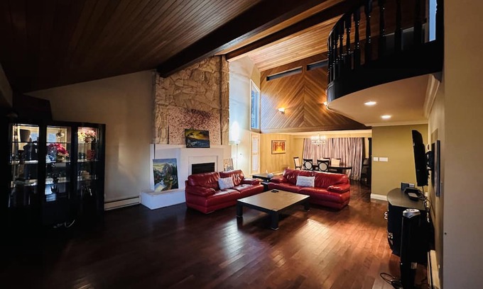 Shaughnessy Casa | Cosy House with Sauna in Central Vancouver