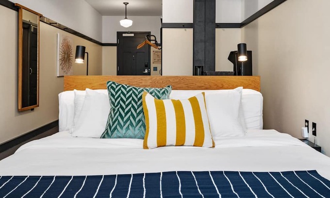East Liberty Apartamento | Kasa | Classic Studio, Quick Drive to Carnegie Mellon | The Maverick