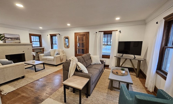Des Moines Cabaña | Cozy charm in peaceful Waterbury. 5 minutes from downtown Des Moines and Drake