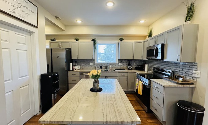 Roselawn Finance Casa | Big house newly remodel from top to bottom