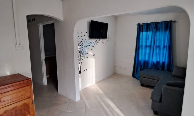 Durants Cabaña | Cozy English style cottage, The beach 4mins drive away and relax in Barbados