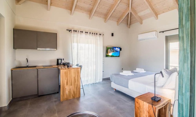 Episkopos Casa | Mountain View Suite with Mega Balcony