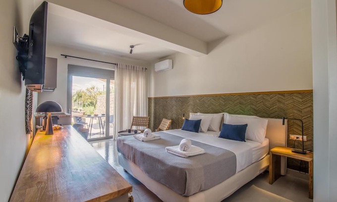 Episkopos Casa | Sea & Pool View Suite