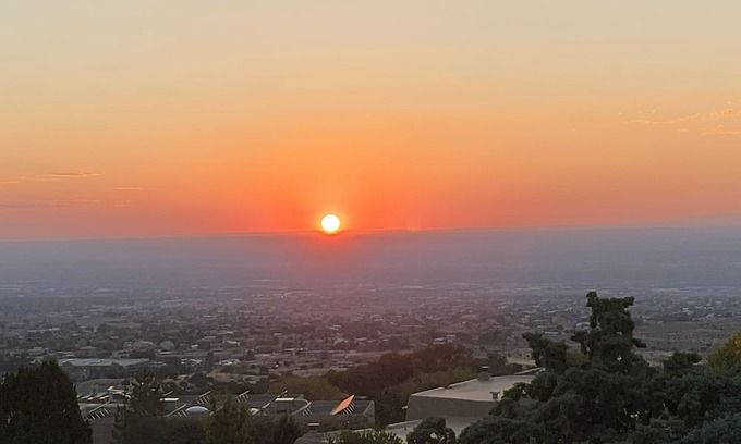 Sandia Heights North Apartamento | Next to Sandia Tram, base of Sandia Mountains, great views. Pool, Pet friendly.