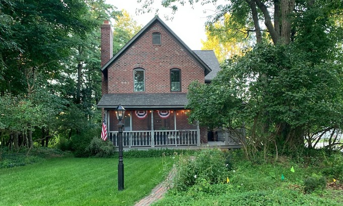 Ludington Cabaña | Charming and Spacious Cottage. Beach access to beautiful Lake Michigan.