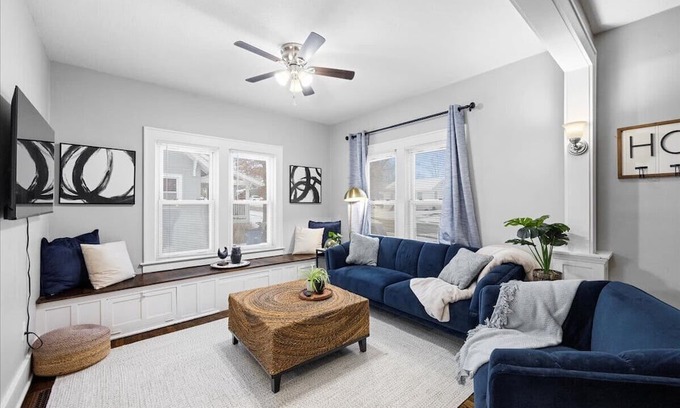 Lee's Summit Casa | Charming Freshly Remodeled Home / Prime Location