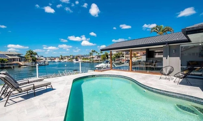 Runaway Bay Casa | Waterfront Resort-Style Retreat - Runaway Bay