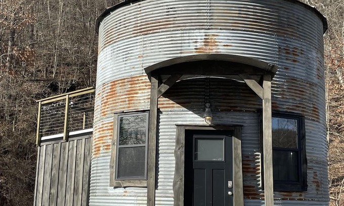 Elkins Cabina | Grain bin turned into tiny home. Bin there, Done that!
