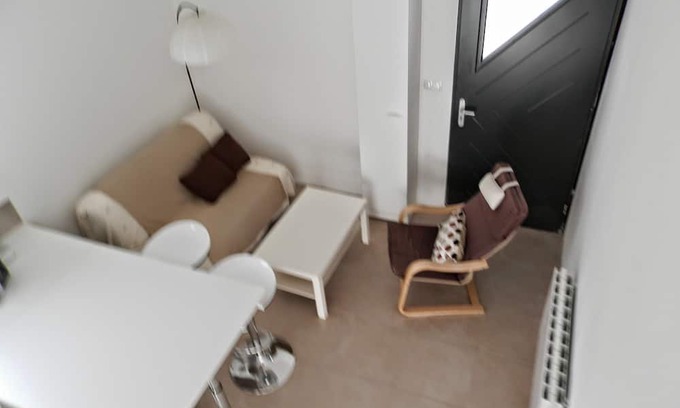 Avignon Cabina | Apartment, free parking and Avignon outdoor courtyard.