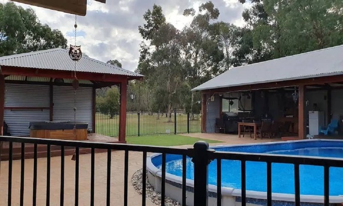 Cobram East Casa | Colonial cottage in Cobram
