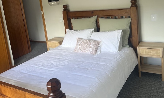 Port Lincoln Casa | Family, Pet Friendly House in central location with enclosed yard.