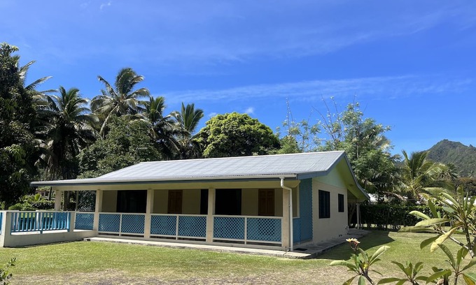 Avarua Casa | Modern spacious home - Mountain-side views, 10 minute walk to the beach.