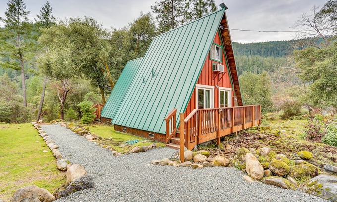 Trinity Village Cabina | Secluded Village Gem w/ Deck, Trinity River Access