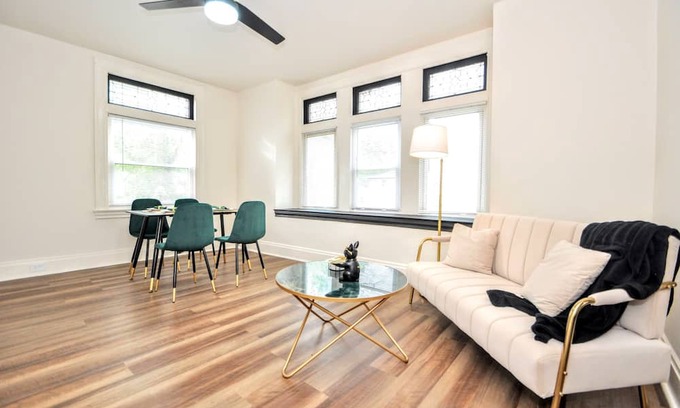 Bellevue Apartamento | 10 minutes to the city! Great, safe location w/ full kitchen and pet friendly!