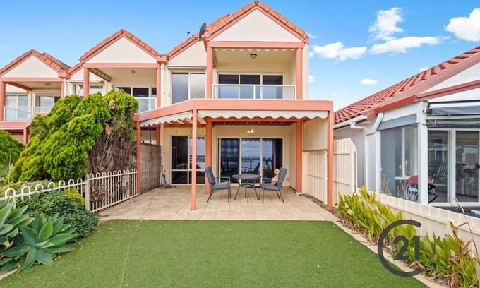 Adelaide Casa | Waterfront home in North Haven!