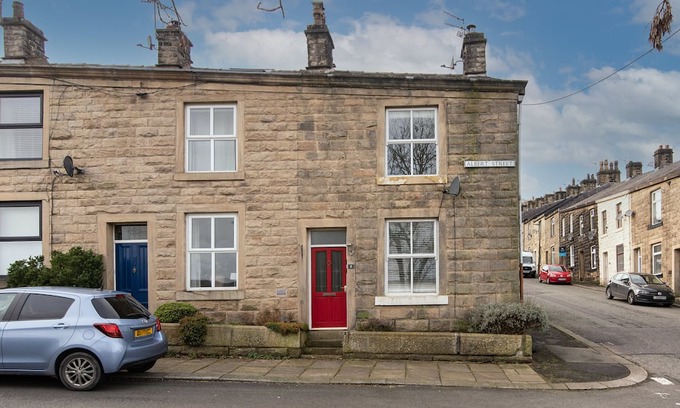 Stubbins Casa | Lovely 2-Bedroom Conveniently Close to Bury & Manchester