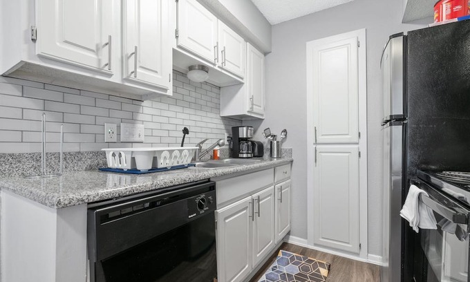 Brentwood Apartamento | Modern Luxe 1B City Skyline View Near Downtown