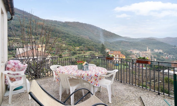 Villa Viani Apartamento | Apartment 'Divino' with Mountain View, Private Terrace and Wi-Fi