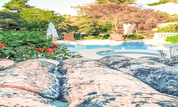 Laval-Pradel Apartamento | Decorative and cozy vacation apartment with communal pool and idyllic garden.