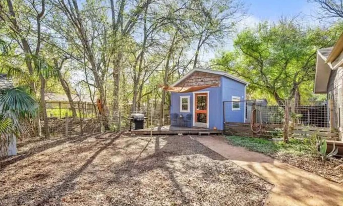East Congress Casa | Cute St. Elmo Home-Modern Oasis