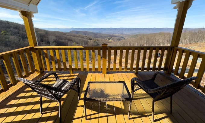 Rileyville Casa | New -Shenandoah-HotTub-PetFriendly-Secluded-Sleep 12