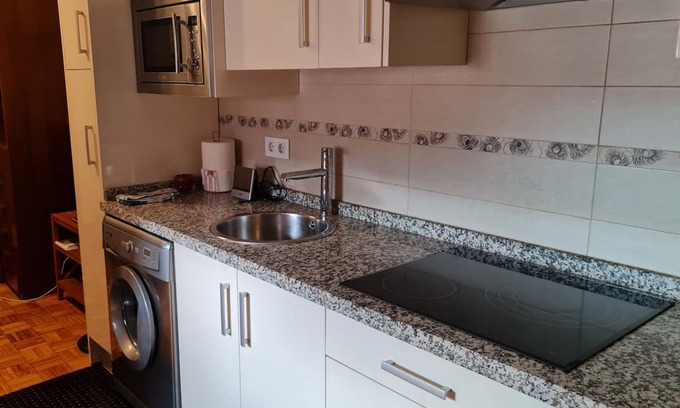 San Lázaro y Otero Apartamento | Pequeño Apartamento con Wifi Lado Palacio Deportes. Próximo Salidas Autopista