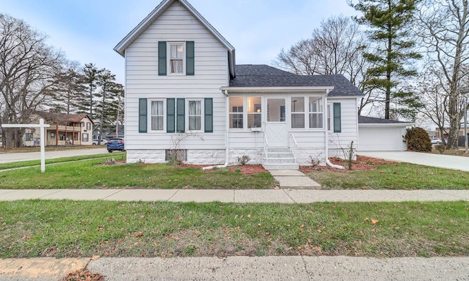 Belleville Casa | Michigan Retreat w/ Screened-In Porch, Near Lakes!