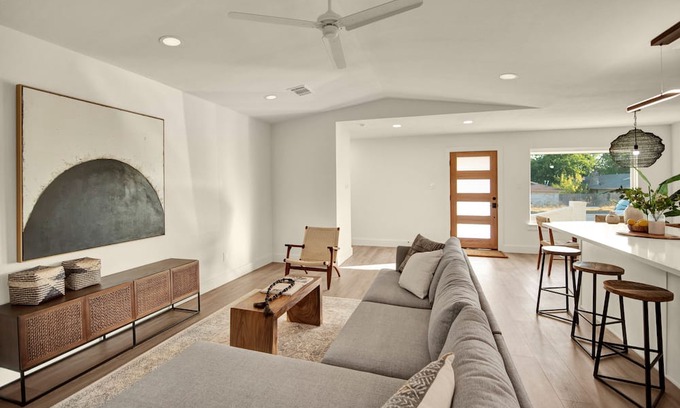 North Austin Civic Association Casa | Gorgeous and Peaceful Brand New Remodeled Home near Domain and Q2 Soccer Stadium