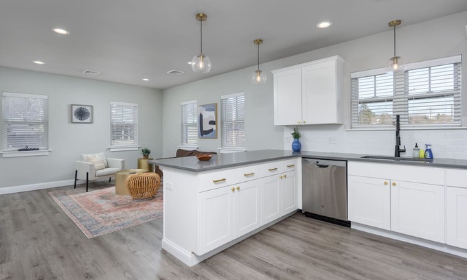 Camp Hill Apartamento | NEW Modern Downtown Camp Hill Apartment w FREE parking & Walkable