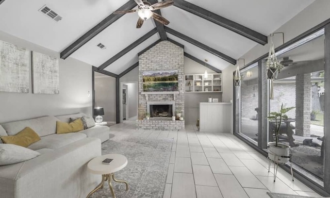Broadmoor Casa | Large modern cozy spacious home great Location 2min from interstate Private yard