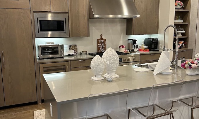 Park Cities Casa | Stunning Modern/Safe/Clean... 4 bed 4.5 bath 3700sq ft . Pool & game room.