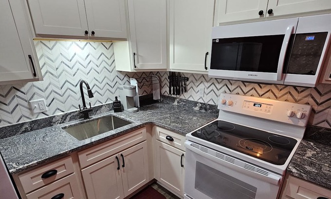 Holly Apartamento | The Caboose - Cozy space, steps from downtown